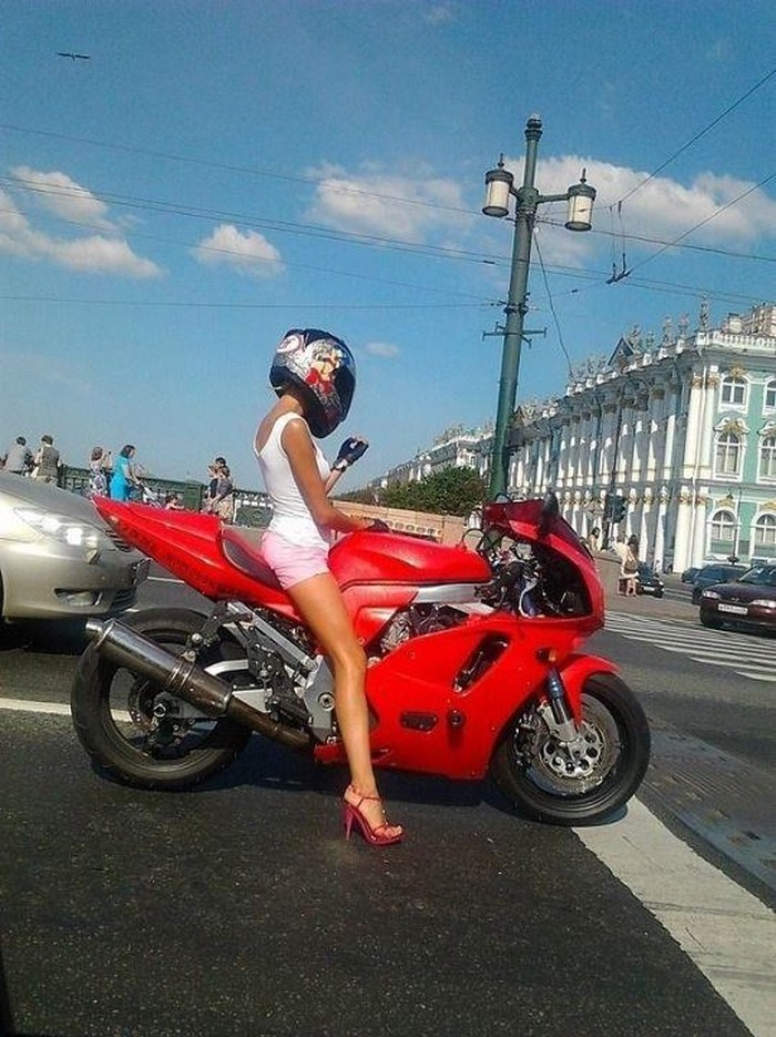 Sexy, brza i žestoka: Ona doslovno žari i pali asfaltom