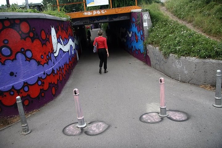 Nekog i stupići na cesti asociraju na ...