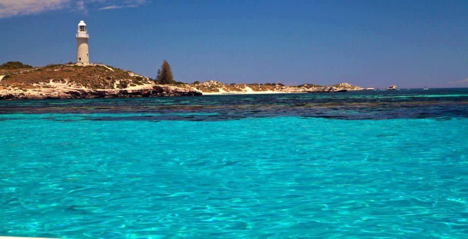 Tirkizno more i svjetionik na osami
