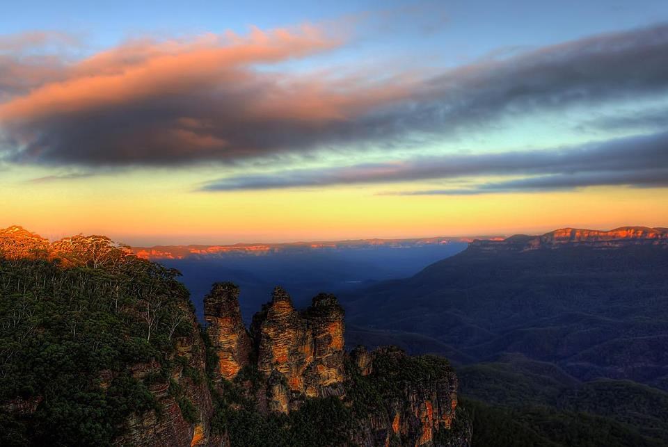 Savršeni suton: Zlaćani planinski obronci nad morem