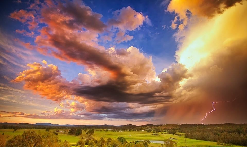 Idilični suton i oluja "uhvaćeni" na jednoj fotografiji
