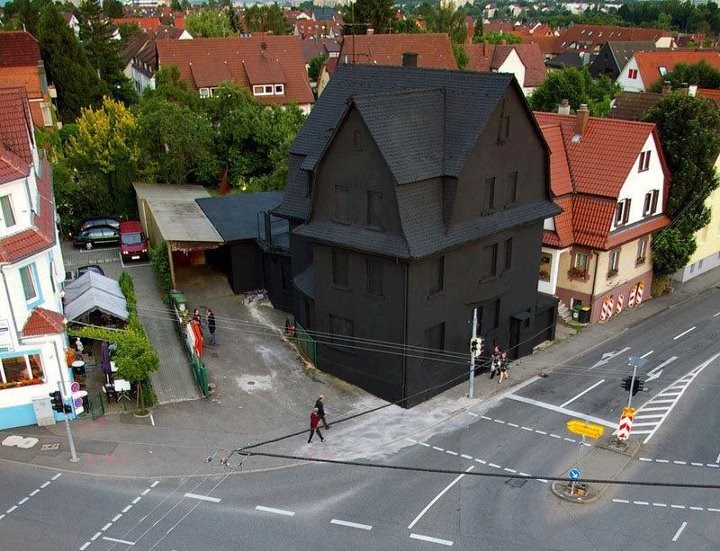 Kad želiš da ti se kuća ističe u kvartu :D