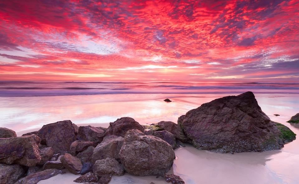 Idilični suton: Nebo i plaža u ružičastim tonovima