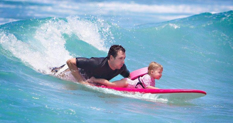 Mala surferica hvata velike valove :)