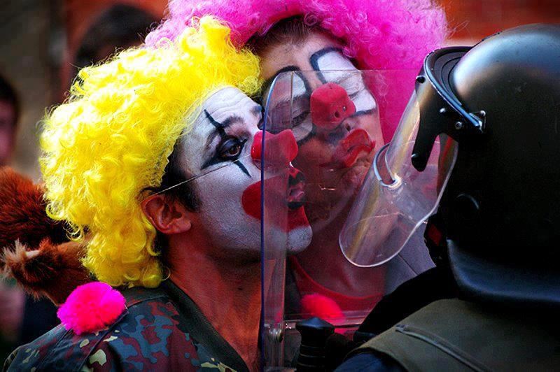 Policajac, dođi amo da ti pusice damo!