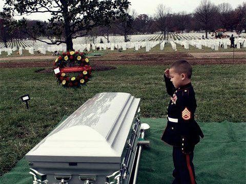 Mali general tati šalje posljednji pozdrav :(