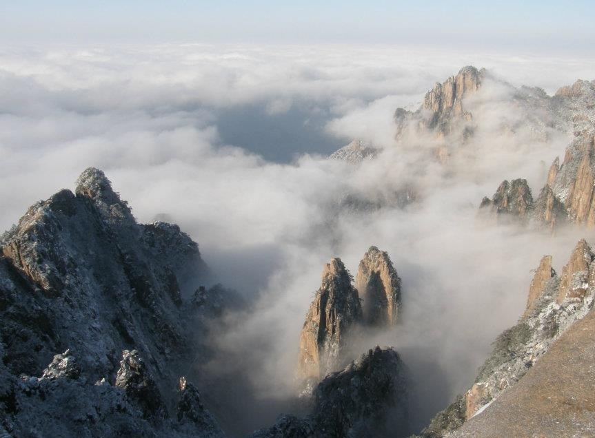 Planinski vrhovi zamotani u oblake