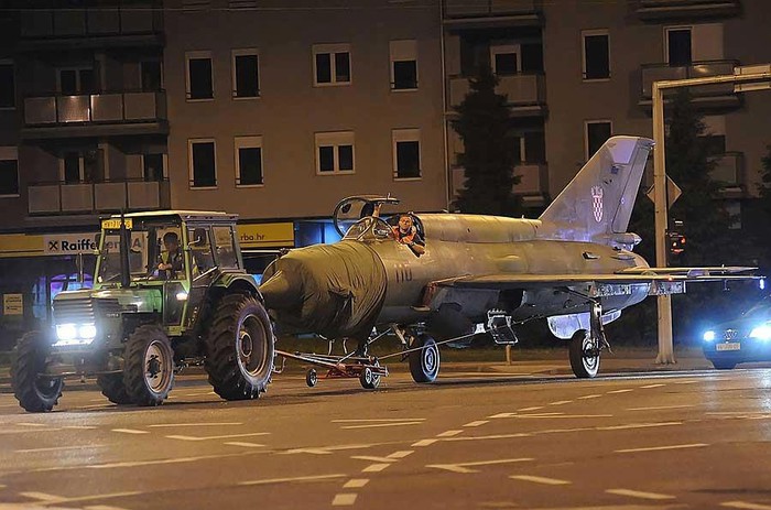 Samo u Hrvatskoj: U Zagrebu MIG "šlepali" - traktorom