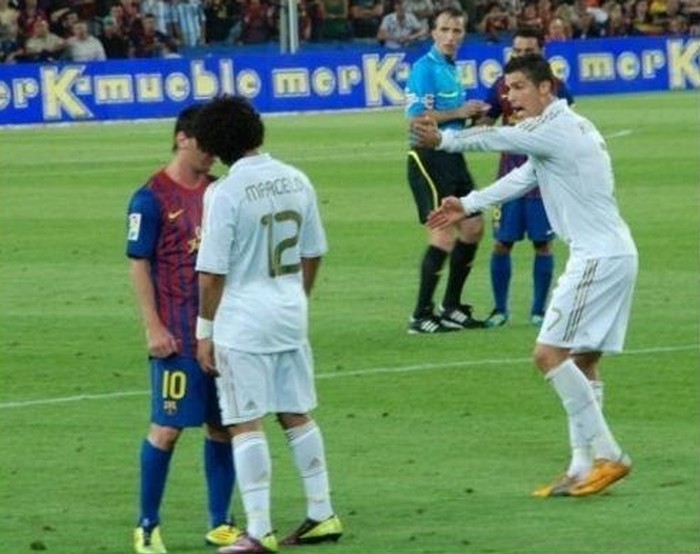 Cristiano Ronaldo šiznuo - drugi mu pokušava poljubiti dečka