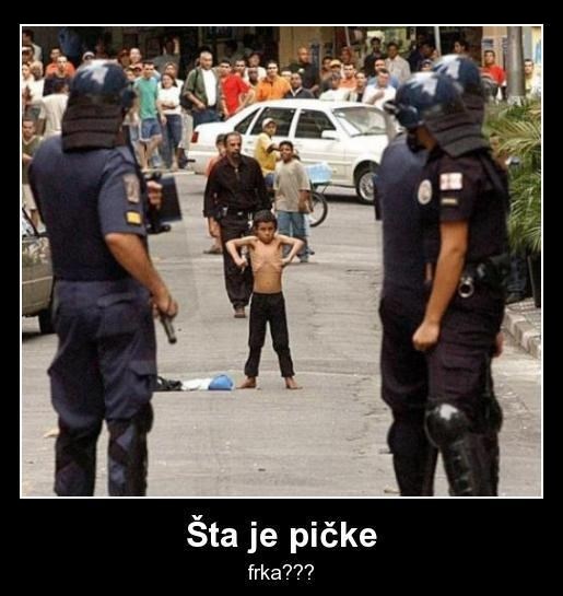 Mali im pokazao mišiće