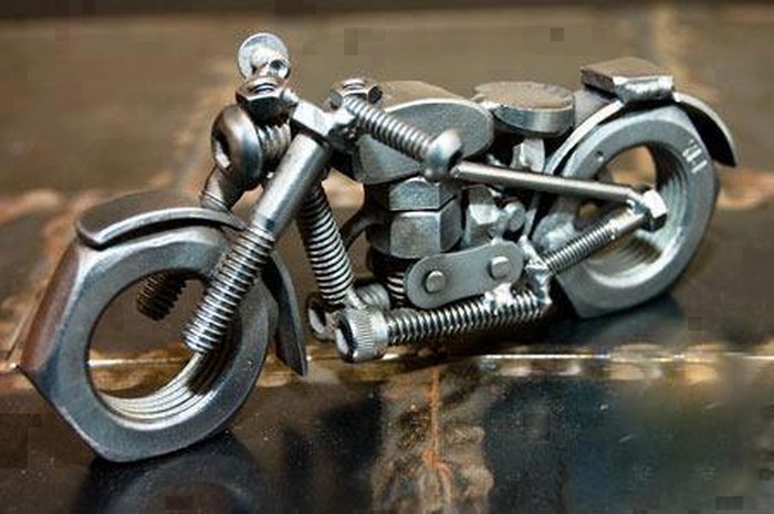 Za kreativce: Motorčić od vijaka i matica