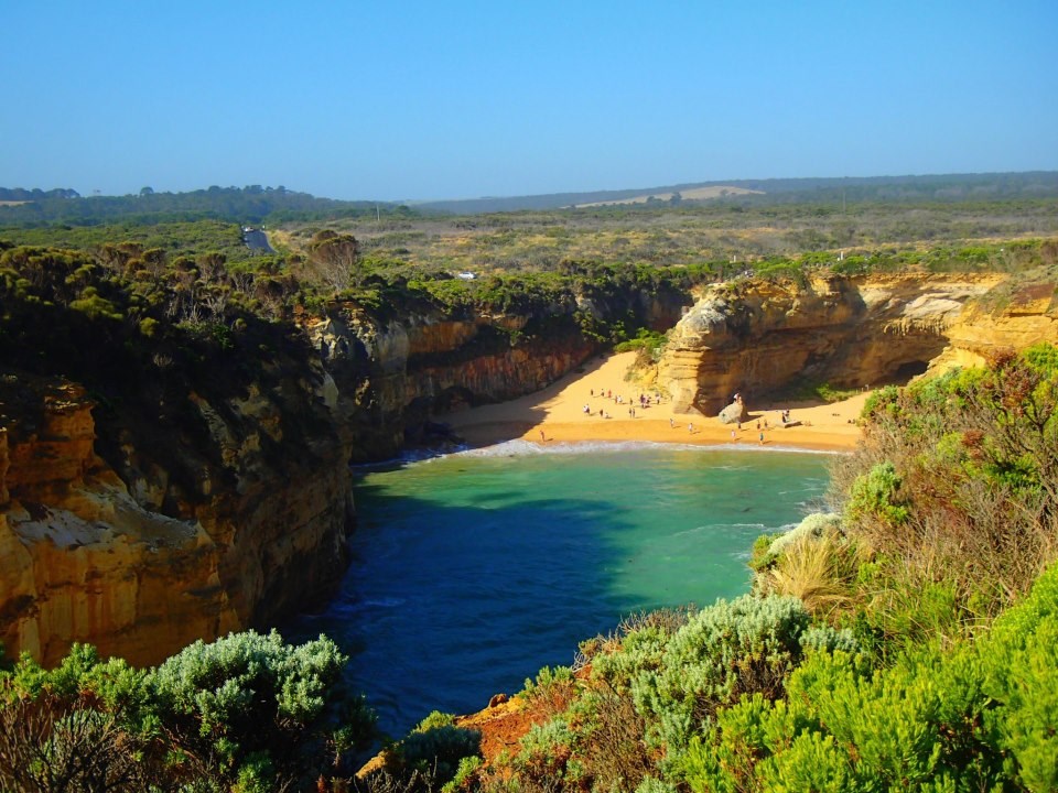 Idilična plaža okružena zelenilom