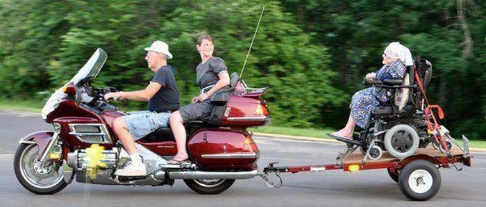 Moto baka kulerica: Još da su joj kaciga i kožne hlače...
