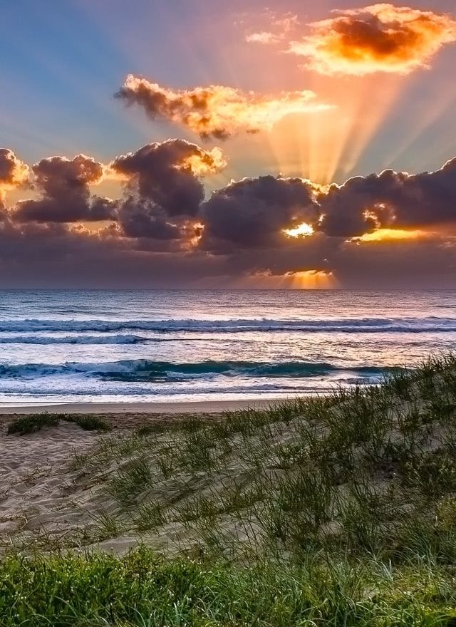 Čarobni suton uz nebeski vatromet boja
