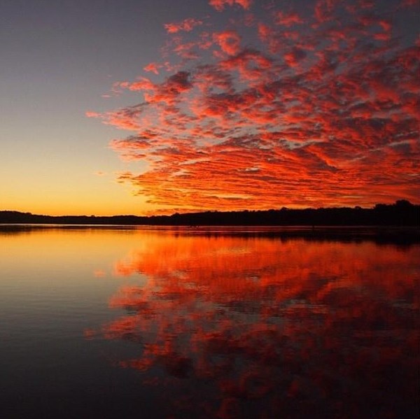 Idilični suton obojen u crvene tonove