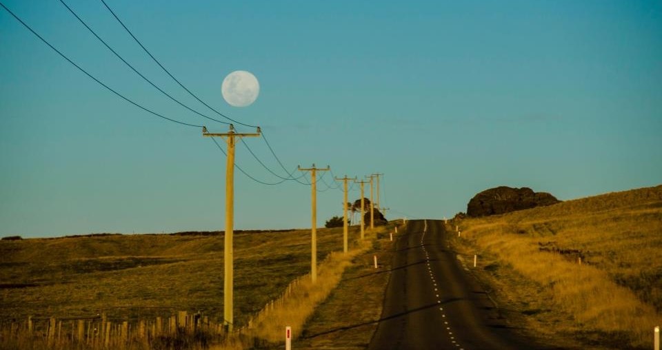 Daleko od svih: Suton, pun mjesec, cesta i osama