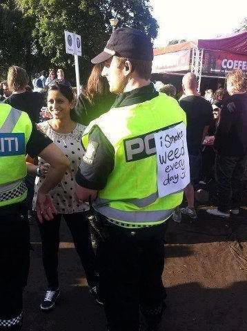 Kladim se da policajac pojma nema što mu piše na leđima