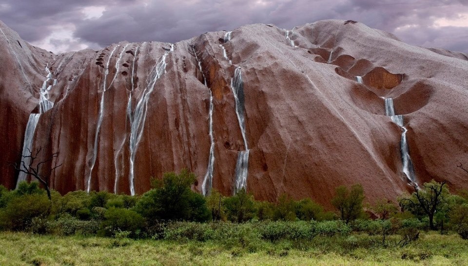 Kišni slapovi oplakuju Uluru