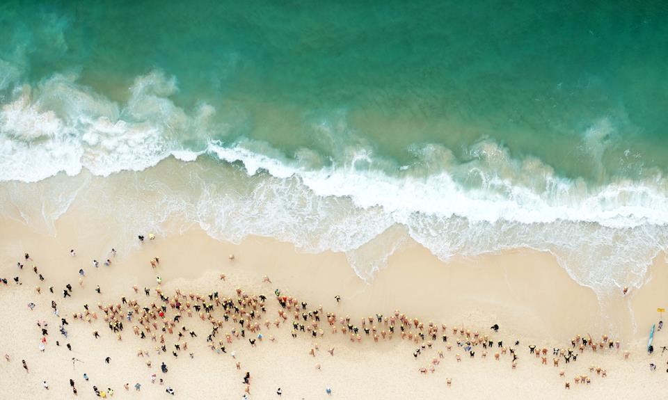 Ljudi ko mravi na prekrasnoj plaži