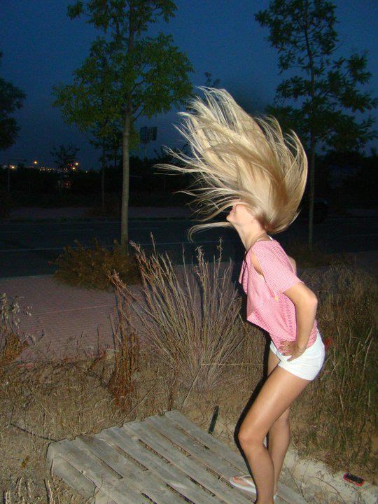 Sexy alienka taman prizemljila