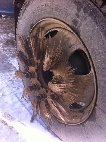 Opaki kamiondžija buši gume suparnicima