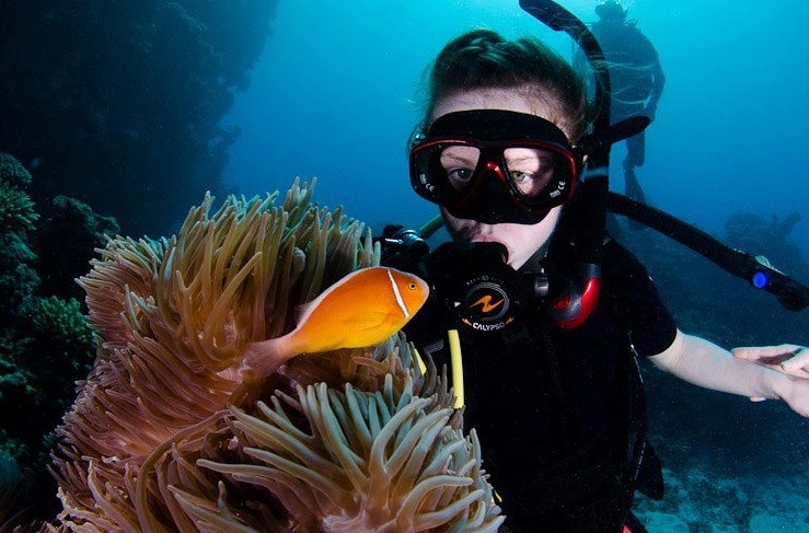 Ribica se isto došla fotkati u dubokom plavetnilu