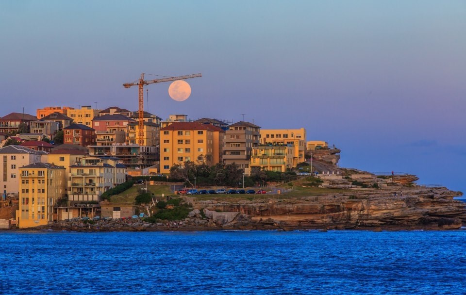 Mjesec "uhvaćen" dizalicom