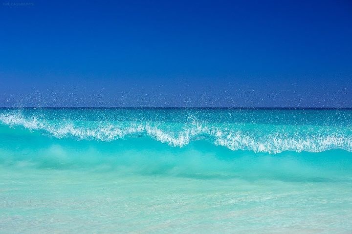 Savršeno plavetnilo - val razdvojio more od neba