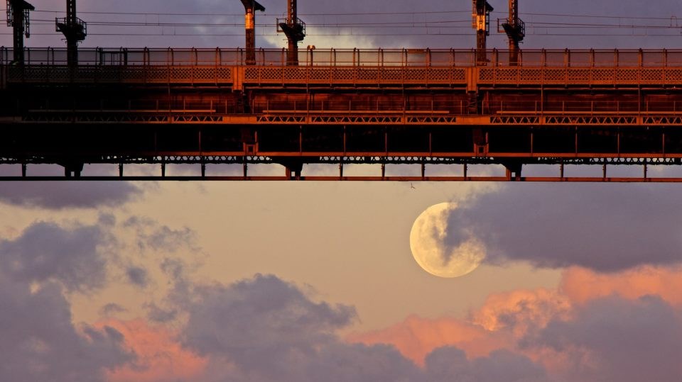 Most preko mjeseca...