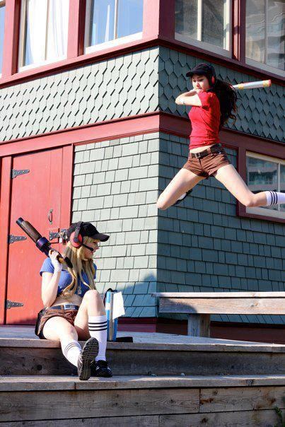 Sexy moderne ratnice vole puške i palice