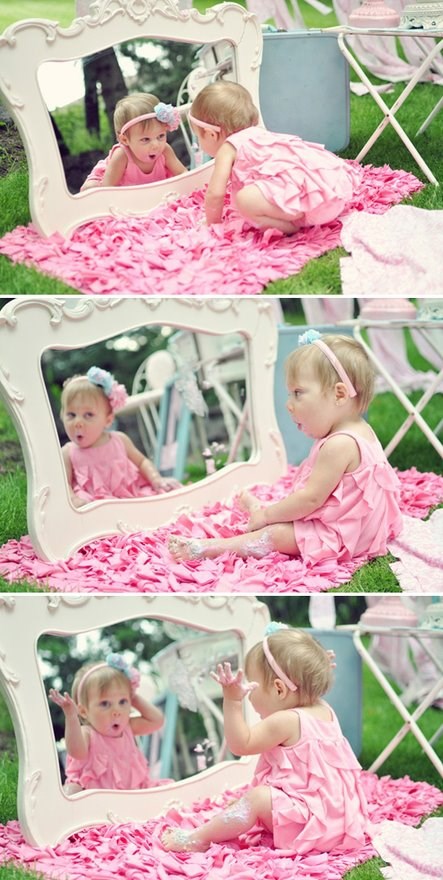 Mala princeza oduševljena sama sobom