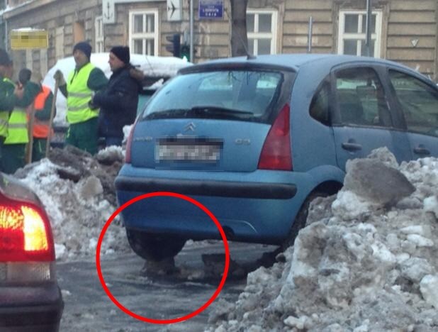 Dečki u problemu: Kako očistiti snijeg ispod parkiranog auta