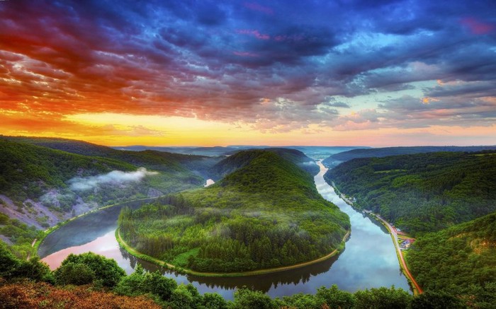 Veličanstveni suton nad zelenom oazom
