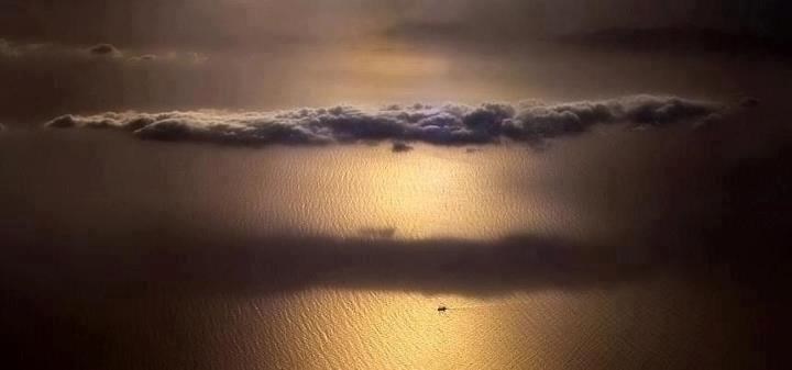 Čarobni oblak nad morem u suton