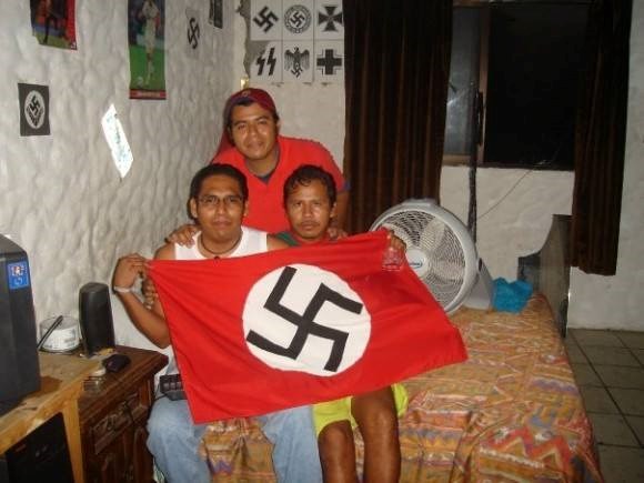 Genijalci našli naci zastavu i poziraju, nemaju pojma uz što