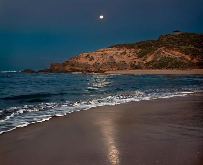 Mjesecom obasjana noć na čarobnoj pješčanoj plaži