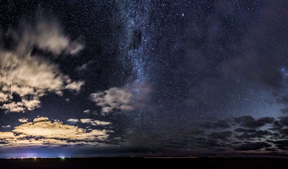 Čarobno noćno zvjezdano nebo: Mliječna staza nad oblacima