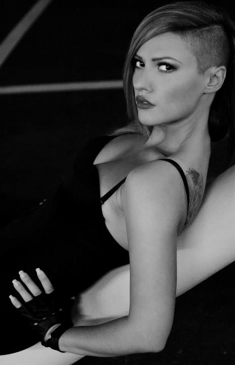 Ona je sexy i jako dobro to zna...