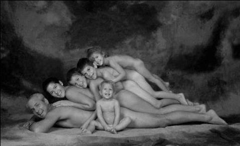 Nesvakidašnja obiteljska fotka - golaći na hrpi