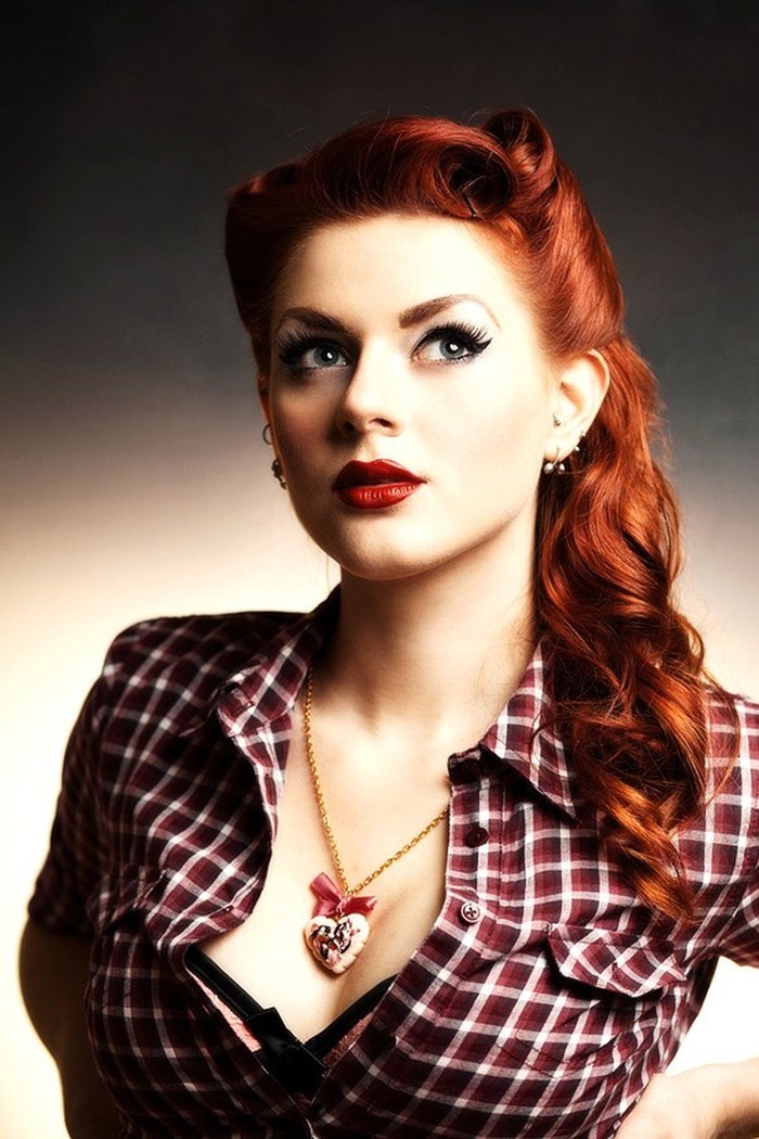 Sexy crvenokosa pin up zavodnica se isprsila
