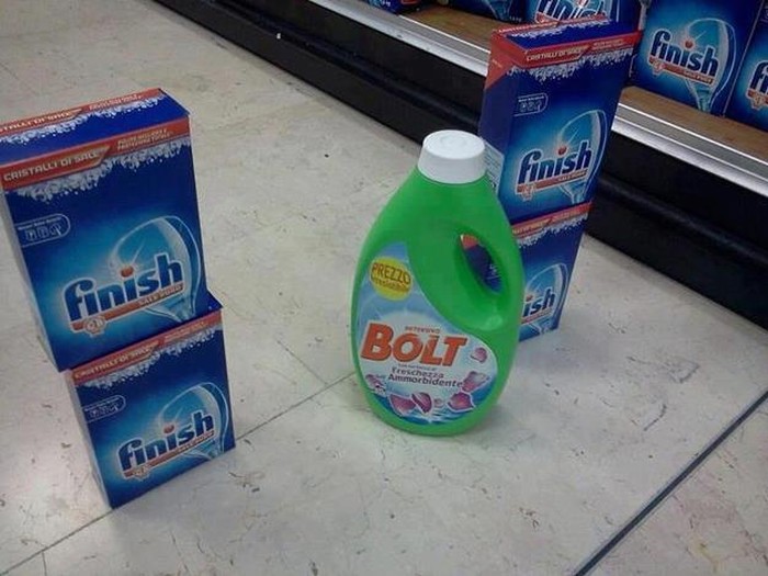 Bolt prelazi ciljnu liniju :D
