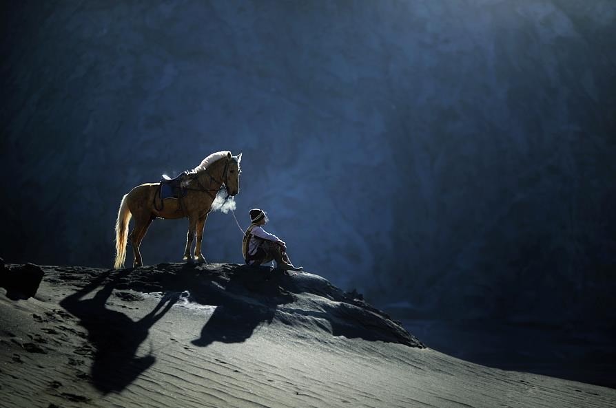 Čovjek i njegov konj uživaju u savršenoj mirnoći prirode