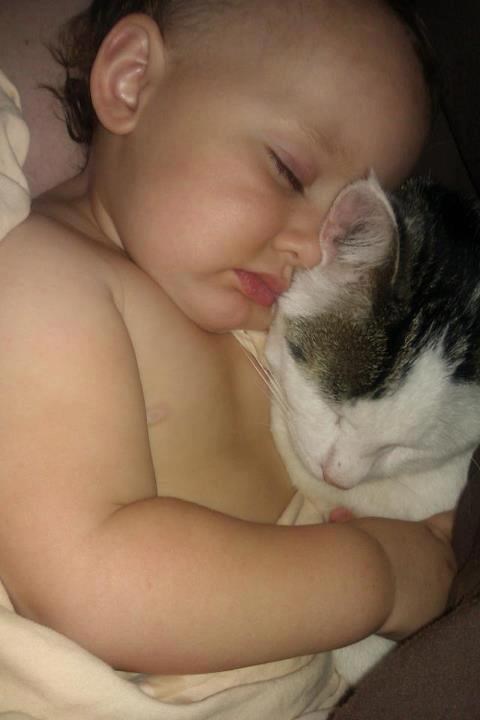 Beba i njena najbolja frendica zagrljene utonule u san