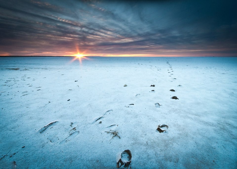 Suton i tragovi u pijesku...