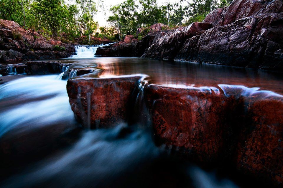 Maglovito jesensko jutro uz slapove
