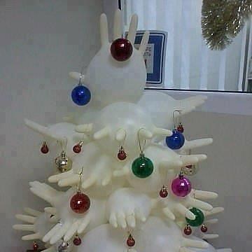 Kad u bolnici rade kreativci - božićno drvce od rukavica