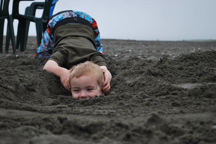 Vragolasti klinci na plaži: "Obezglavio" brata u pijesku
