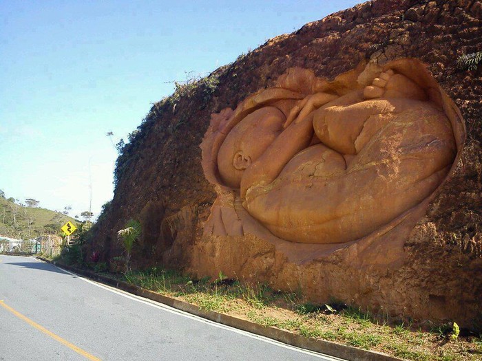 Fetus skulptura u stijeni u Kolumbiji