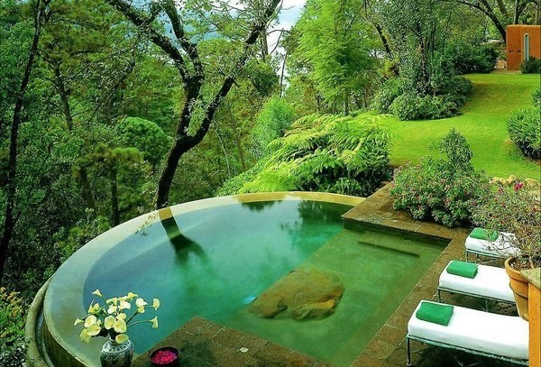 Bazen okružen zelenilom - pravo mjesto za vikend opuštanje