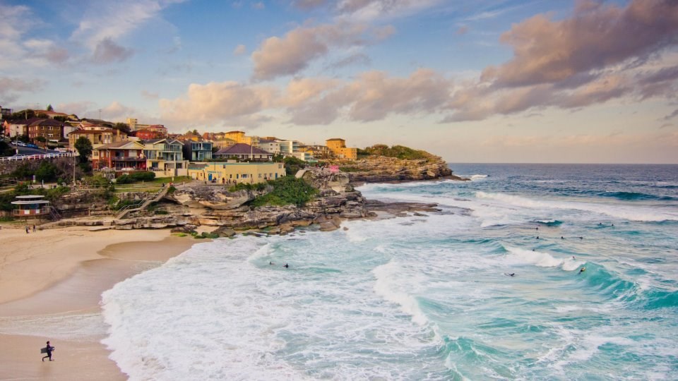 Pitoreskni gradić i prekrasna plaža koju oplakuje more...